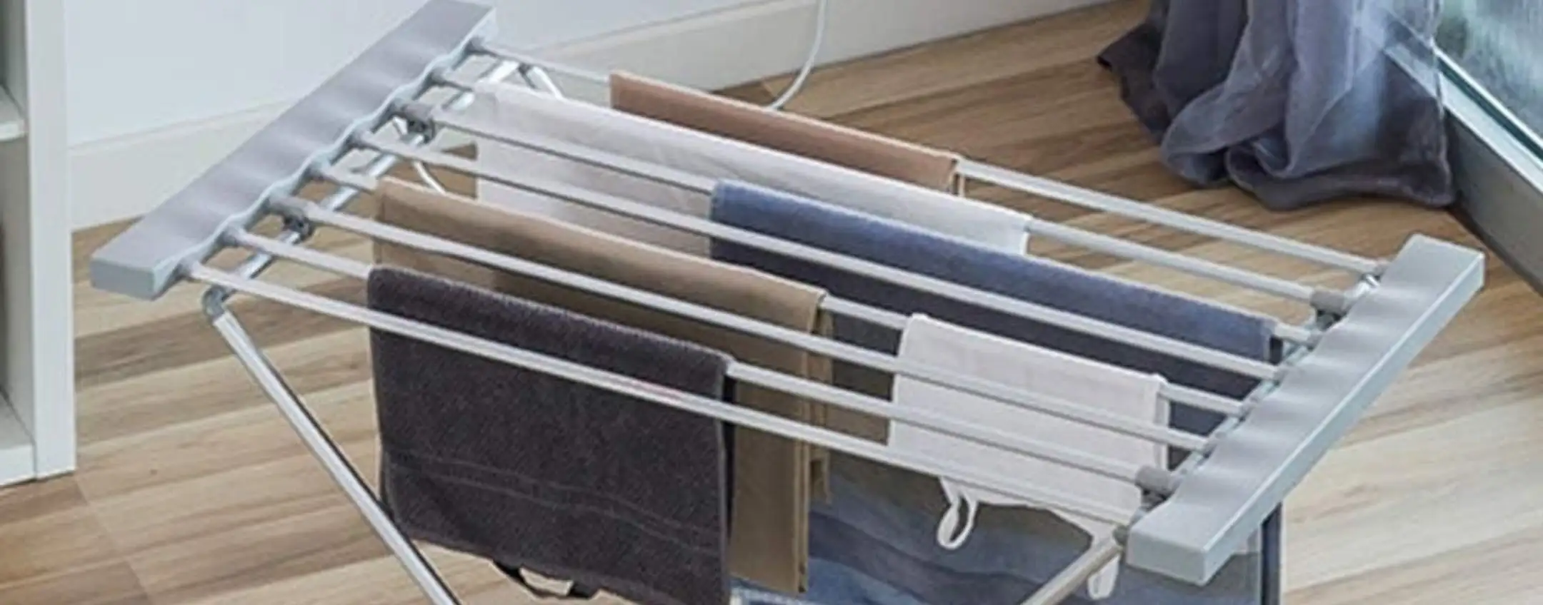 Stendino Elettrico 99 con vestiti asciutti