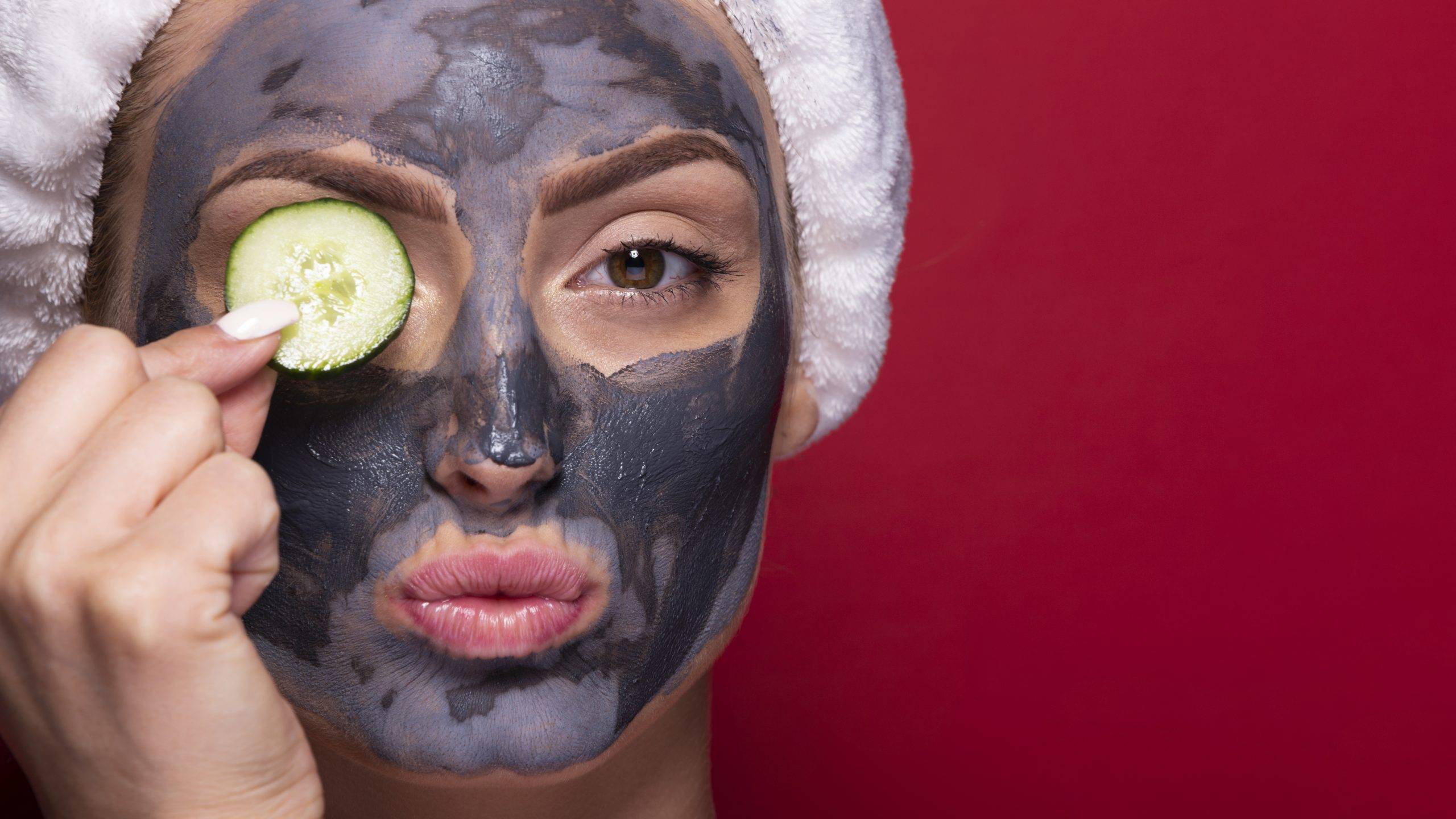 Donna che utilizza la maschera viso Regenya